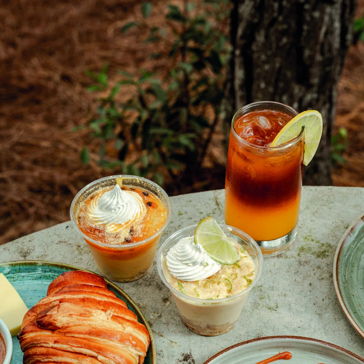 Selección de bebidas y repostería de Café del Bosque